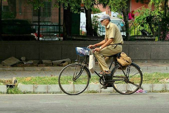 किसी गांव में एक पोस्टमैन था, गांव के हर एक इंसान को वह अच्छी तरह से जानता था, क्योंकि वह हर किसी के घर चिट्टियां देने जाता था, गांव के लोग भी उसकी बहुत इज्जत किया करते थे, एक दिन उसे एक ऐसी चिट्ठी…..