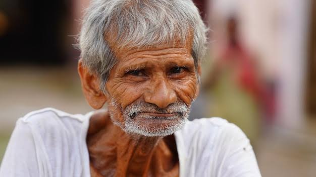 अपनी पत्नी के कहने पर एक व्यक्ति अपने बुजुर्ग पिता को वृद्धाश्रम छोड़कर आ गया, जब वह वापस घर आ रहा था, तो कुछ देर बाद…….