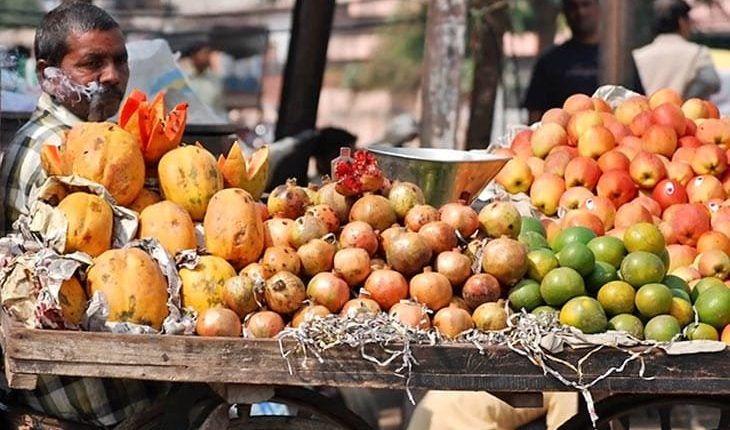 फलों की एक दुकान पर बोर्ड लगा हुआ था, उस पर लिखा था मेरी मां बहुत बीमार है मुझे दवा देने के लिए जाना पड़ता है, आप फल खुद तोलकर पैसे गल्ले में रख दीजिए, शाम को एक आदमी ने…….