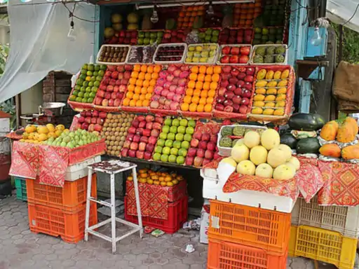 सीख; एक दुकान पर ग्राहक आया तो दुकानदार ने केले और सेवफल के भाव बहुत ज्यादा बताए, ग्राहक ने कहा कि भाई ये भाव काफी अधिक है, तभी वहां एक गरीब महिला आई, उसने भी केले और सेवफल का भाव…….