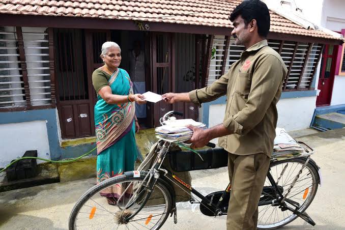 एक पोस्टमैन गांव के सभी लोगों को बहुत अच्छी तरह से जानता था, क्योंकि वह घर-घर जाकर चिट्ठी देता था, एक दिन उसके पास एक ऐसी चिट्ठी आई जोकि उसे गांव से थोड़ी दूरी पर बने एक घर की थी……