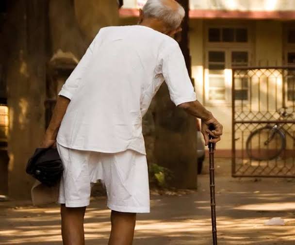 चार बेटों ने अपनी पत्नियों के कहने पर वृद्ध पिता का पलंग पशुओं के बाड़े में लगा दिया और एक कटोरा देते हुए उससे कहा कि जब भी भूख लगे तो बस इस कटोरे को बजा देना, हम में से कोई…..