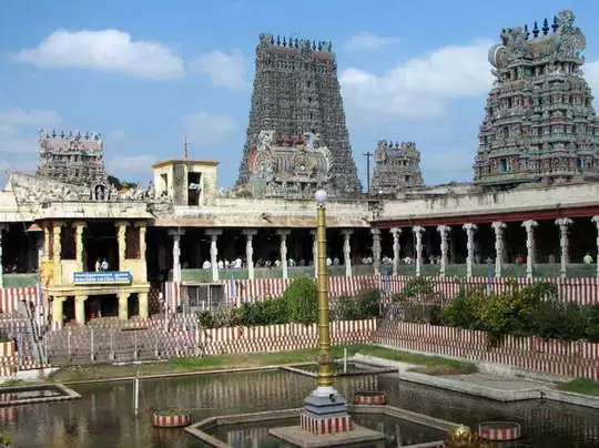 भारत के सबसे अमीर मंदिरों में से एक है मीनाक्षी अम्‍मा मंदिर, मान्यता है कि भगवान शिव सुंदरेश्‍वर रूप में अपने गणों के साथ पांड्य राजा मलध्‍वज की पुत्री राजकुमारी मीनाक्षी से विवाह………