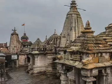 इस मंदिर में दर्शन करने के लिए लड़कों को निभानी होती है बेहद अनोखी परंपरा, करना पड़ता है महिलाओं की तरह 16 श्रृंगार