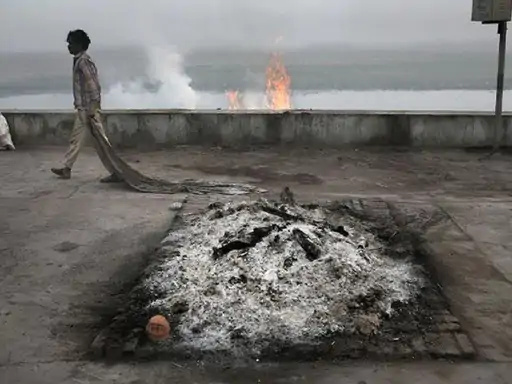 सीख; एक व्यक्ति अपने क्षेत्र के प्रसिद्ध संत के पास पहुंचा और बोला कि गुरुजी कृपया मुझे कोई ऐसा उपदेश दीजिए, जो मुझे जीवनभर याद रहे, मेरे पास इतना समय नहीं है कि मैं रोज आपके प्रवचन सुनने यहां आऊं…….