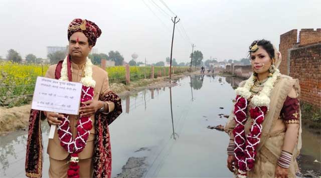 पति-पत्नी ने कूड़े के ढेर के पास मनाई अपनी शादी की सालगिरह, इसके पीछे की वजह जान रह जाएंगे हैरान