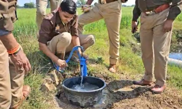 हेडपंप से निकल रही थी शराब, देखकर पुलिस के भी उड़ गए होश, उत्तरप्रदेश की बड़ी अजीबोगरीब घटना