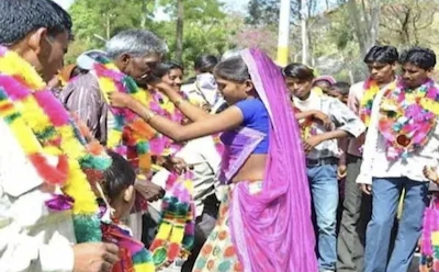 एक ऐसा गांव जहां दूल्हे को नहीं अपने पिता को जयमाला पहनती लड़कियां,शादी से पहले बनती है अपनी माँ की सौतन!