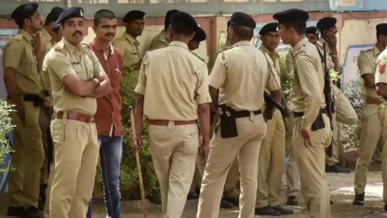 रील के चक्कर में बंदूक लिए बैंक मे घुसे 8 नबालिग  बच्चे, पुलिस ने घेरा, पकड़े जाने पर निकली नकली पिस्तौल….