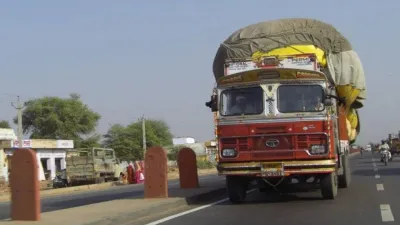 चावल की बोरियों को लेकर जा रहा था ट्रक, तभी दिखी कुछ हलचल, दिखने पर पुलिस ने की चेकिंग, तभी दिखा कुछ ऐसा के……