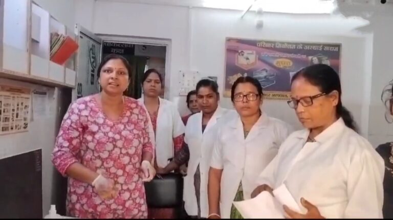 Delivery Room मैं चल रहा था ऑपरेशन, अचानक हुआ कुछ ऐसा के रूम बाहर भागे डॉक्टर,मामला देख लोग हो गए हैरान ….