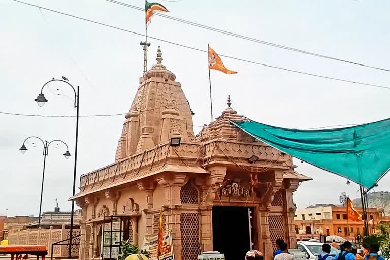 इस मंदिर में जाते ही खुल जाते हैं नौकरी के रास्ते! बड़े-बड़े नेता भी नहीं छोड़ते यहां माथा टेकने का मौका….