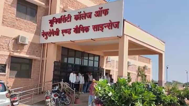‘दोस्ती कर लो, वरना फेल कर दूंगा!’ छात्राओं को पास कराने के नाम पर गंदी डिमांड का आरोप, जोधपुर में प्रोफेसर गिरफ्तार… पहले भी उठ चुका था बवाल